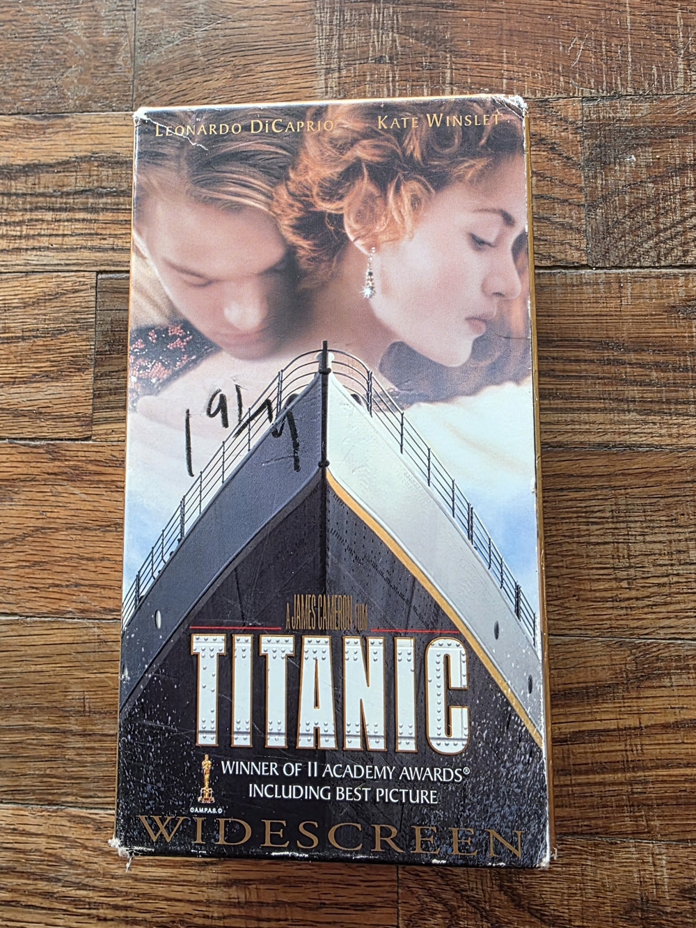 Titanic (Widescreen) VHS Tape - Black/Gold